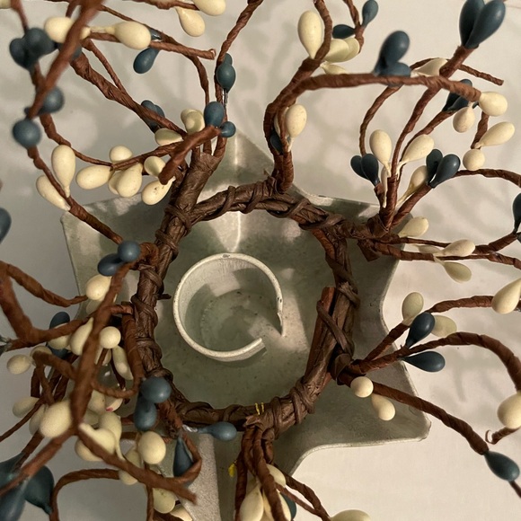 Pip Berry 4pc set, 2 Candle wreaths & 2 Colonial tin Star Candleholders - Picture 13 of 13